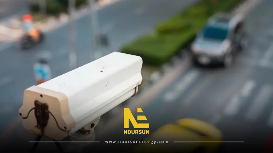 دوربین شرکت نورسان انرژی در حال ثبت پلاک ماشین برای نظارت و پایش و مانیتورینگ شهر