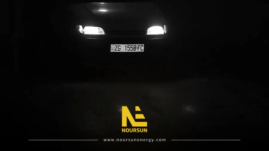 نمایش ماشین در حال رانندگی در شب و نشان دادن پلاک ماشین با دوربین پلاک خوان شرکت نورسان انرژی